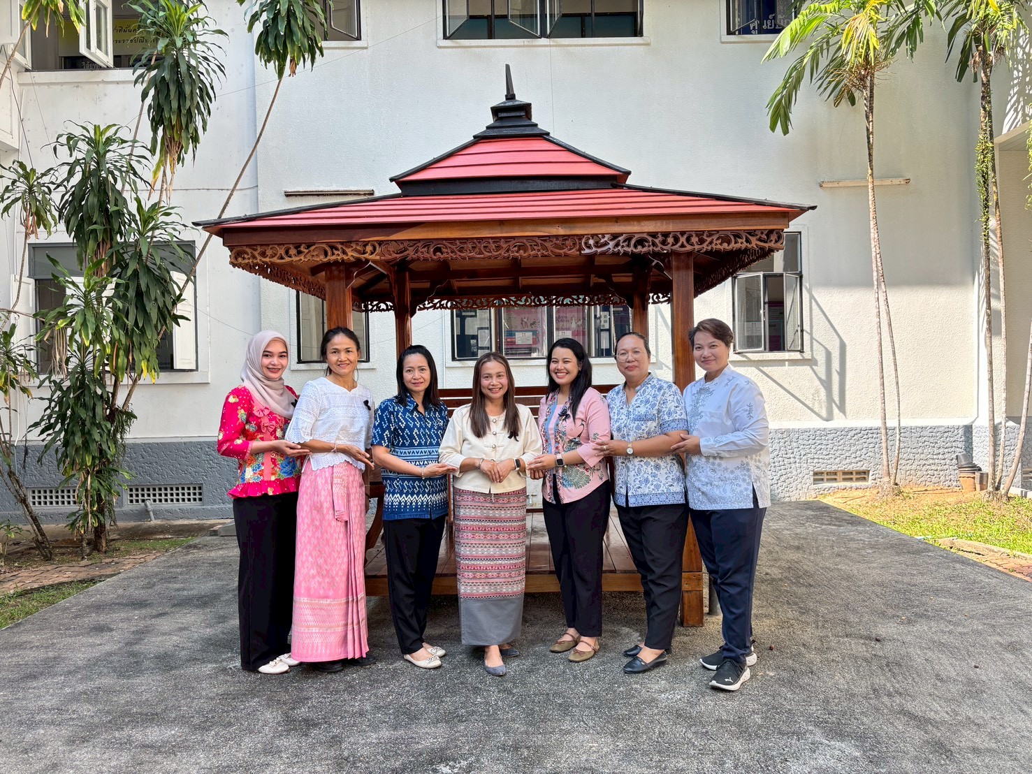 title - ส.ป.ก.สตูล ร่วมแต่งกายชุดไทยสไตล์พื้นถิ่น ภายใต้แนวคิด 